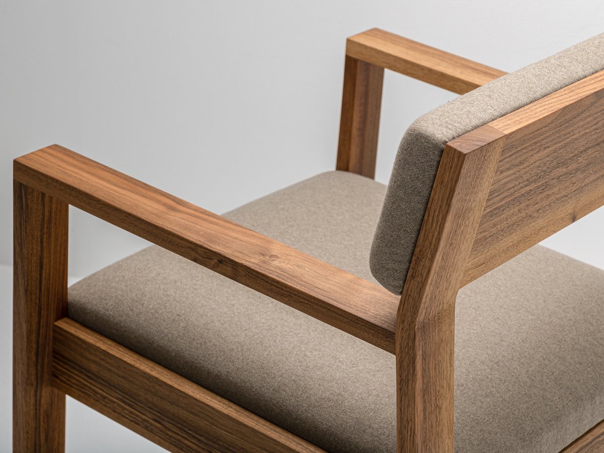 Chaise en noyer Aix et tissus Arpin ® - Chaise de salle à manger