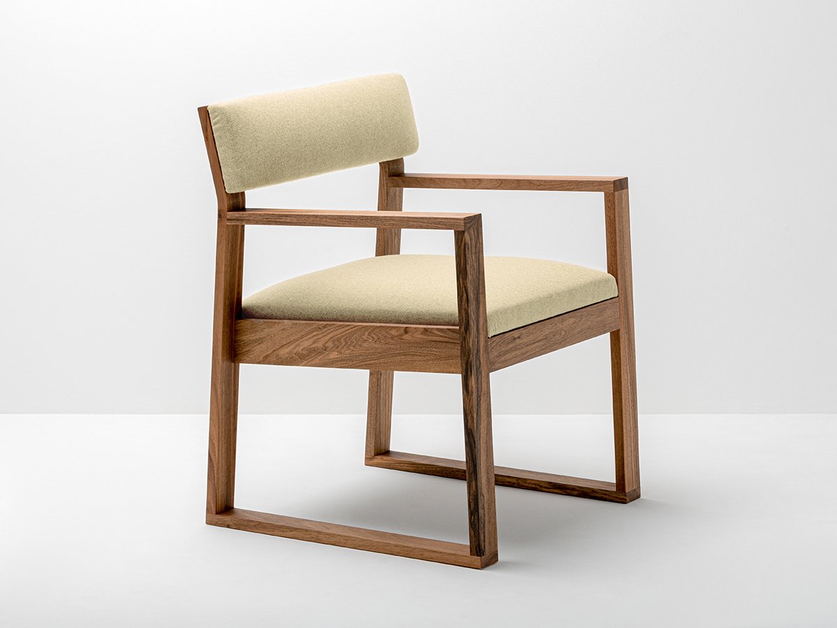 Fauteuil Aix en noyer et tissus Arpin ® - coloris Écru