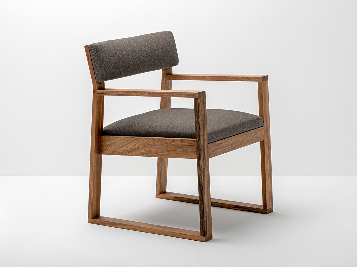 Fauteuil Aix en noyer et tissus Arpin ® - coloris Grège