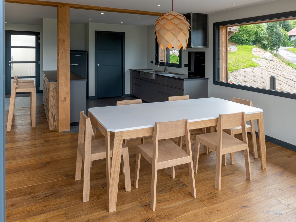 Table MéliMélo en chêne et résine sur mesure - Avec les chaises et tabourets PilPil