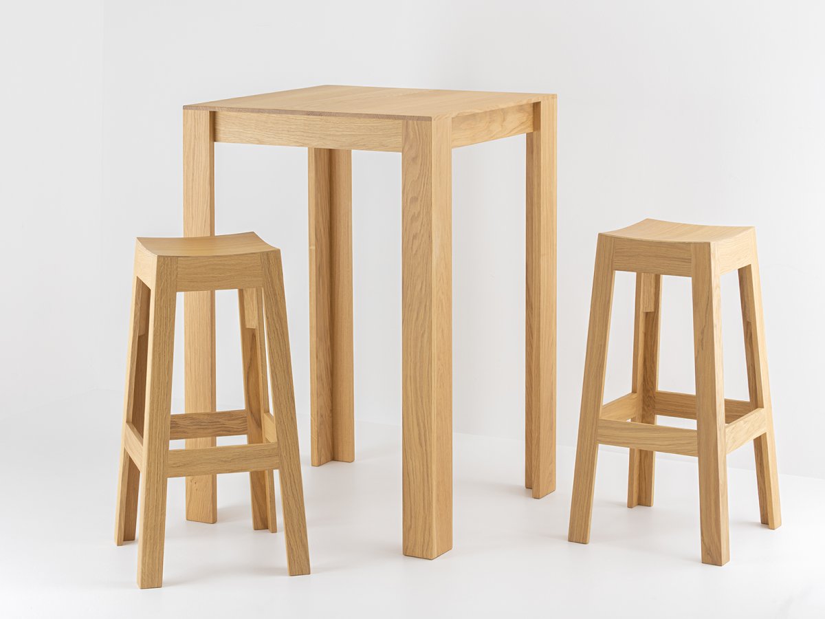 Table sur mesure mange debout en bois massif - Elmar avec tabourets Wak