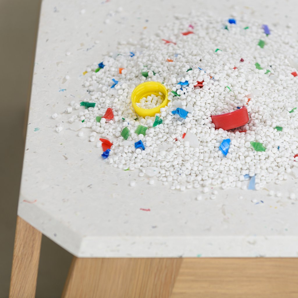 Table design en bois de chêne avec plateau issu de déchets plastiques recyclés - MéliMélo Le Pavé®