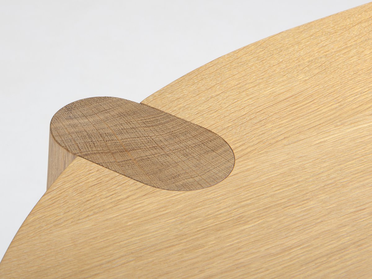Table moderne en bois massif avec pieds design - Couscous