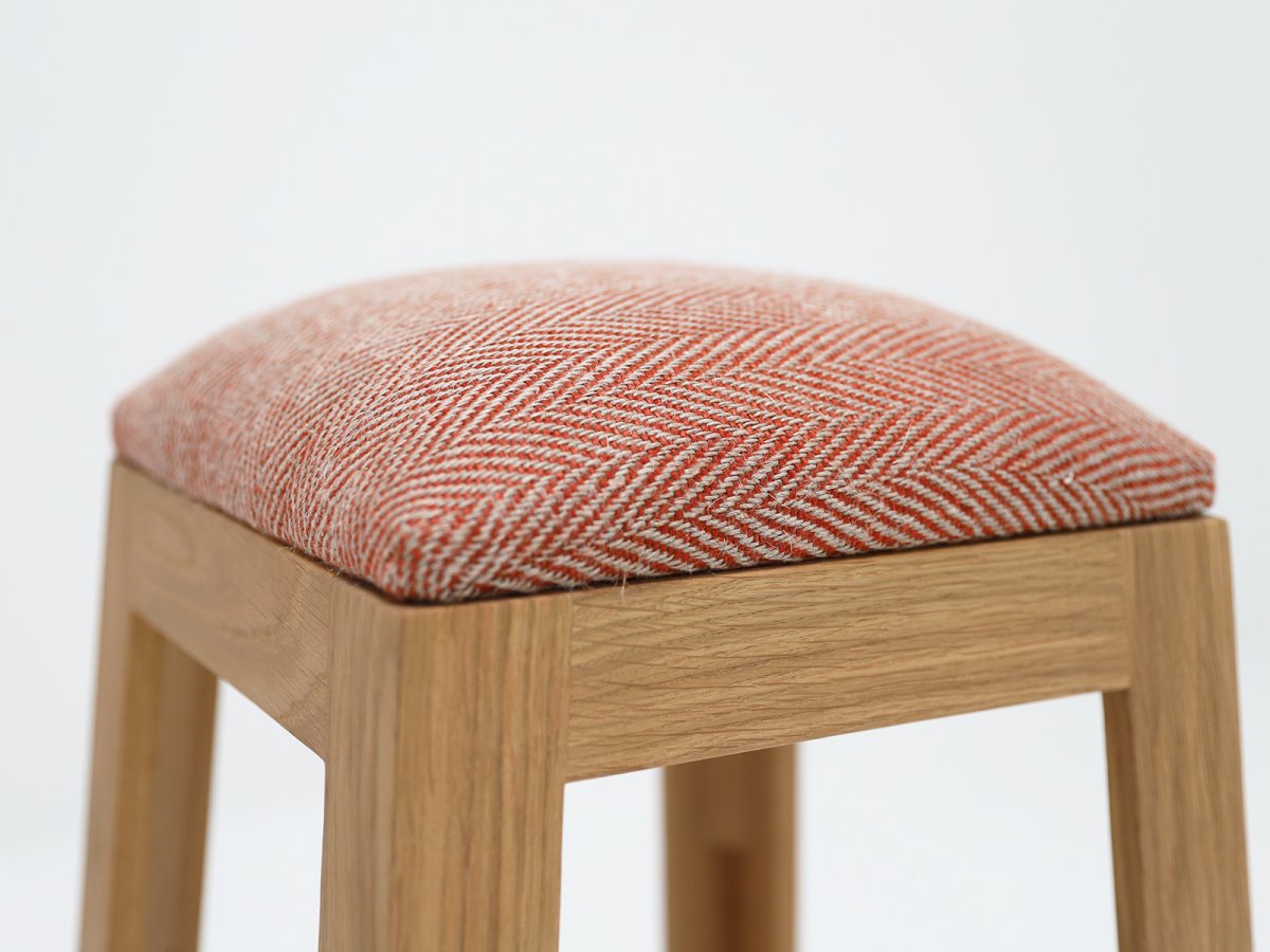 Tabouret Wak en chêne tapissé en occasion - Assise confortable