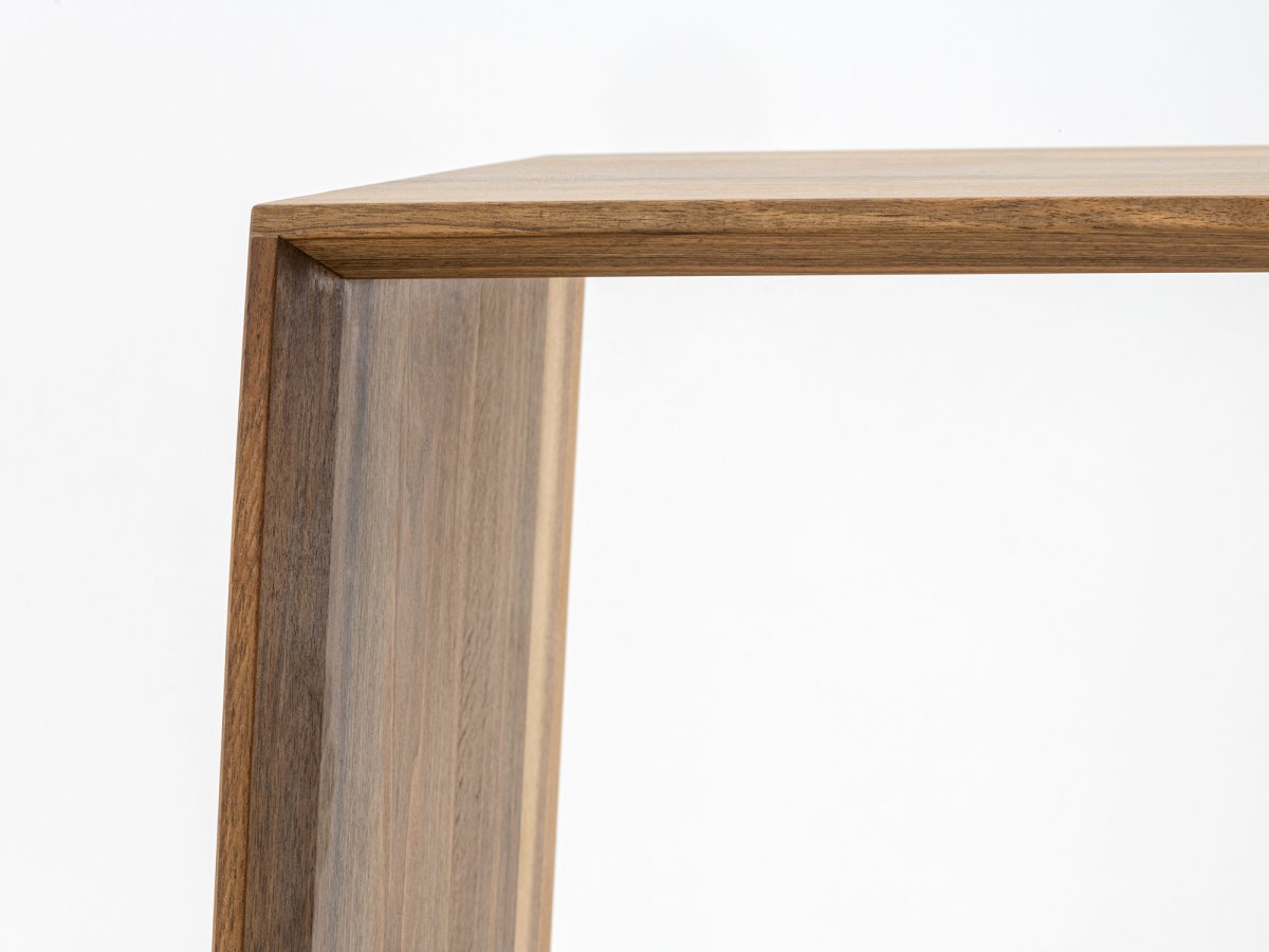 Jeu de moulures haut : double coupe d'onglet et un repos pour une parfaite solidité de la table