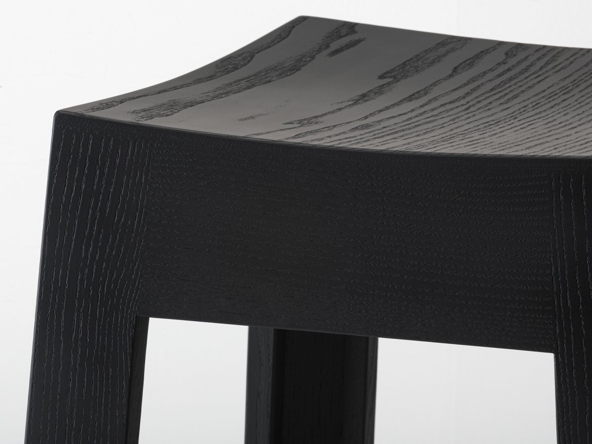 Tabouret de bar laqué noir assise ergonomique en multiplis - Wak