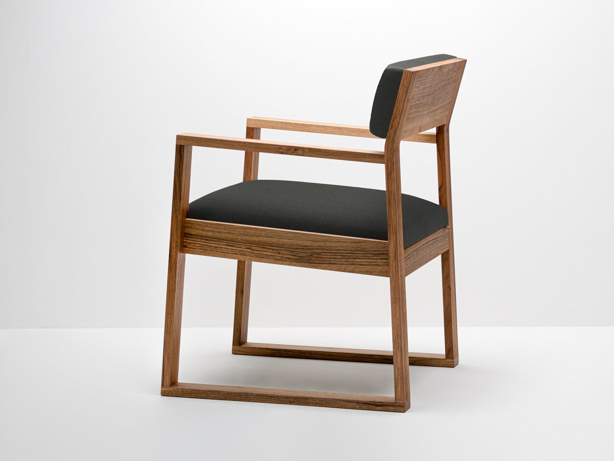 Chaise en noyer et tissu design - AIX