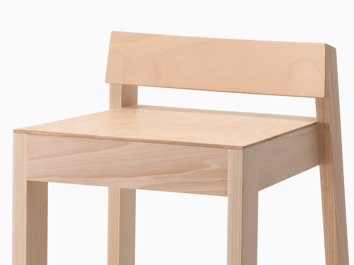 Petit tabouret dossier ergonomique en bois - MiniPil