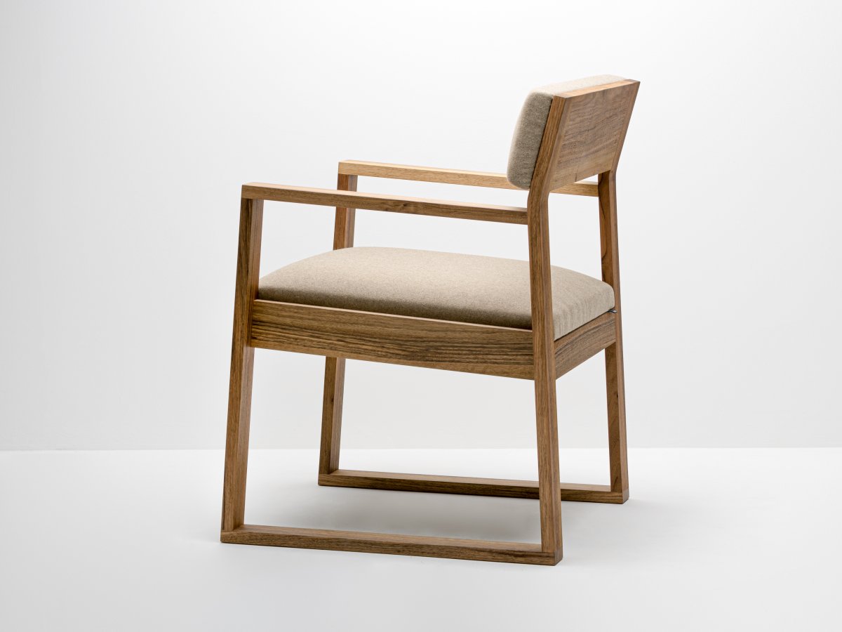 Chaise en noyer Aix et tissus Arpin ® - bois de France certifié PEFC