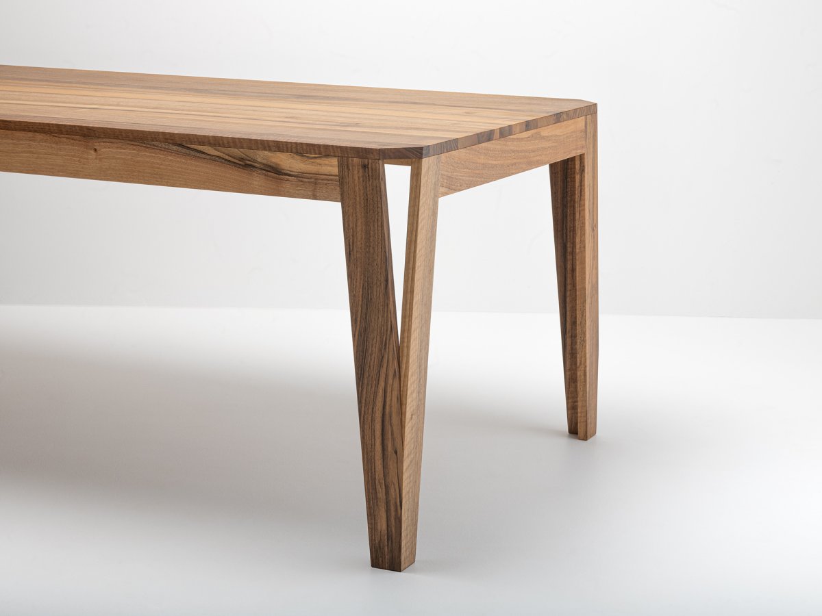 Table contemporaine en bois massif et pietement design- MéliMélo en noyer