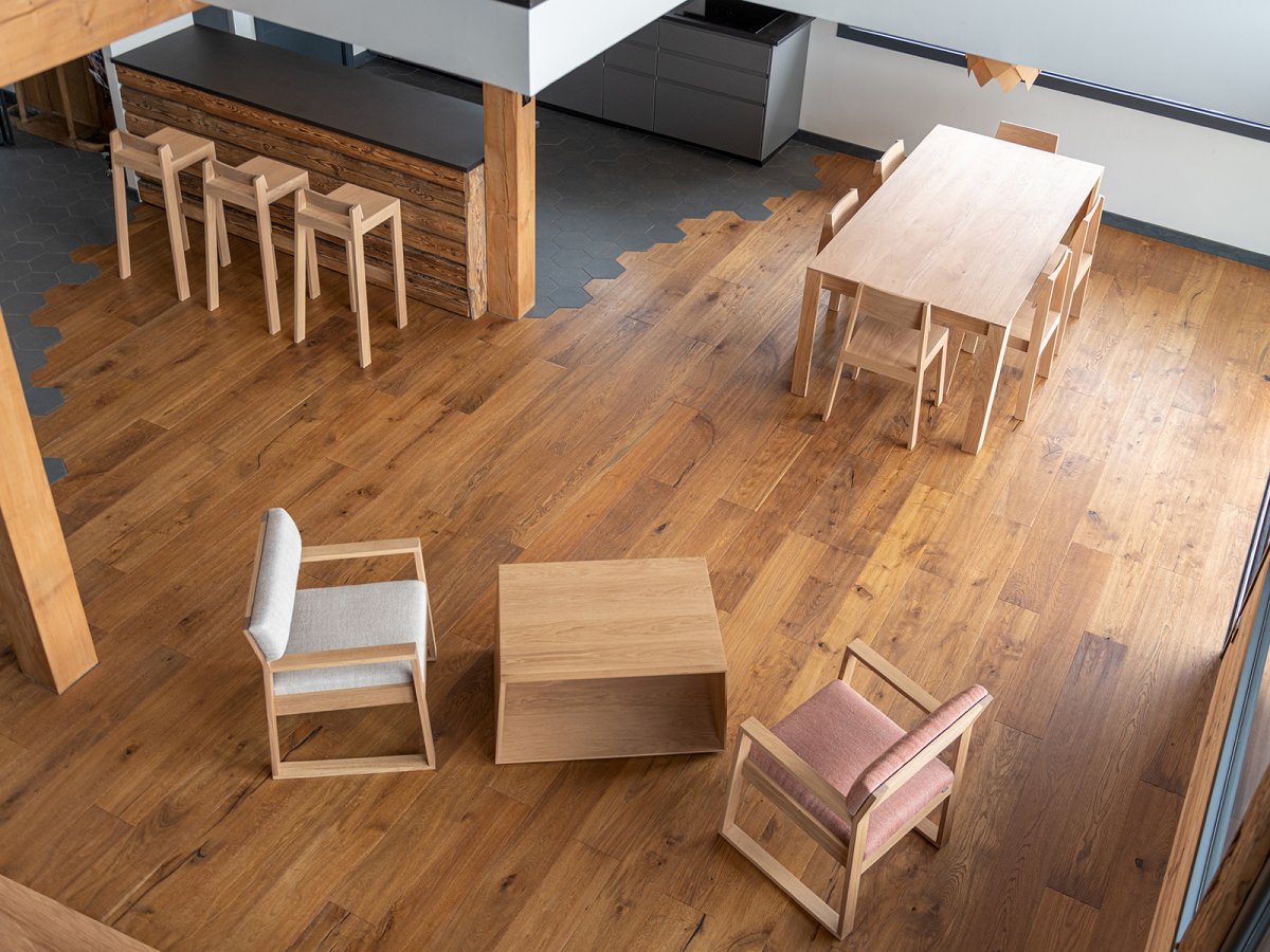 Table de salon en chêne naturel conçue avec un bois noble.