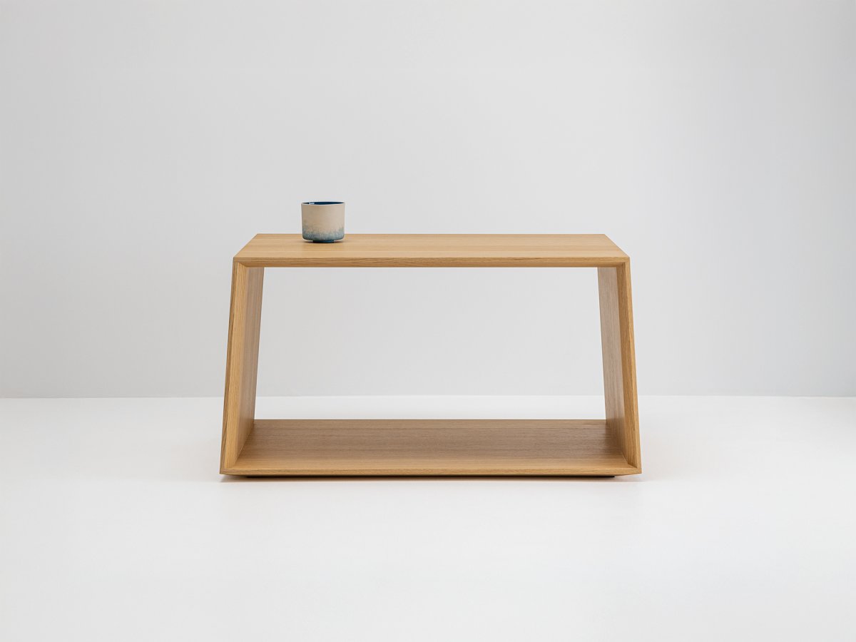 Petite table basse en chêne 100% au style simple, épuré.