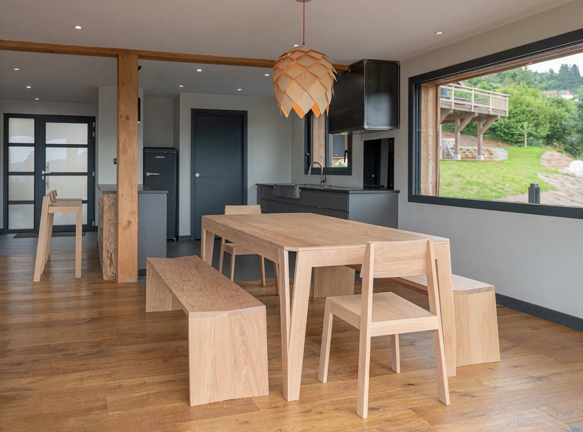 Table, bancs et chaises en bois assortis