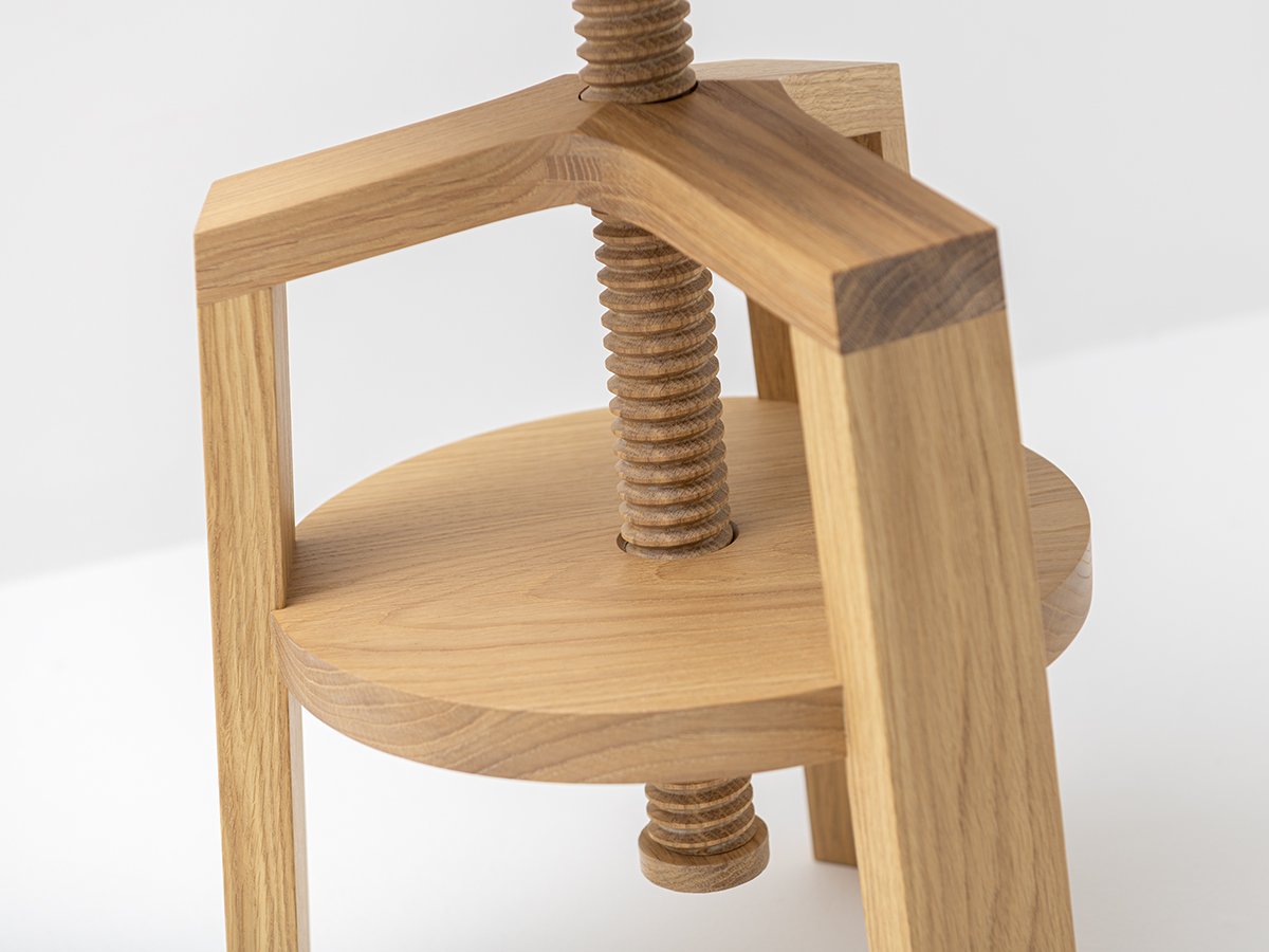 Vis en chêne dans un filetage pour tabouret réglable en hauteur - fabriquée en Franche-Comté