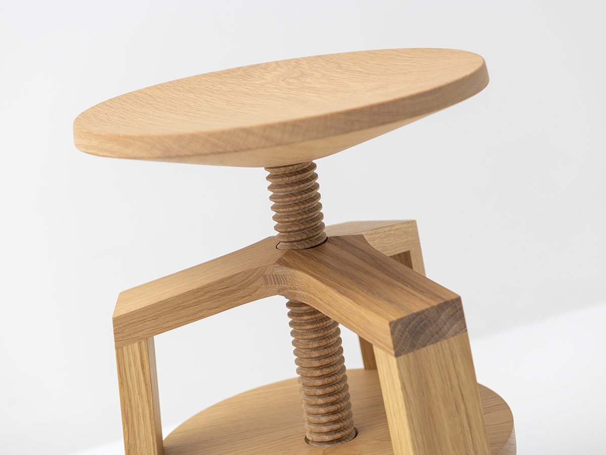 Tabouret rond à vis réglable en chêne clair 100% - CLOCK