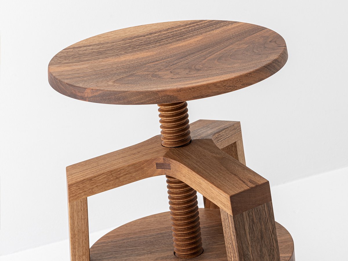 Assise rotative avec sa vis centrale en bois