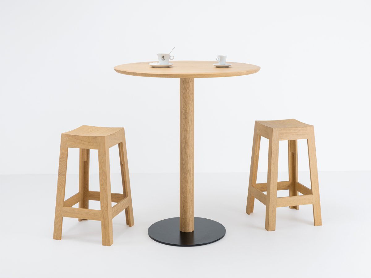 Tabouret en bois de Café avec la table haute Bistronome
