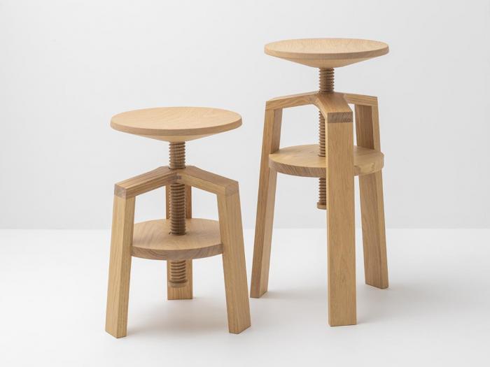 Tabouret &agrave; vis Clock en ch&ecirc;ne massif. Hauteur r&eacute;glable