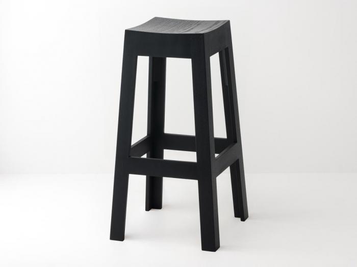 Tabouret Wak en bois massif laqu&eacute; noir