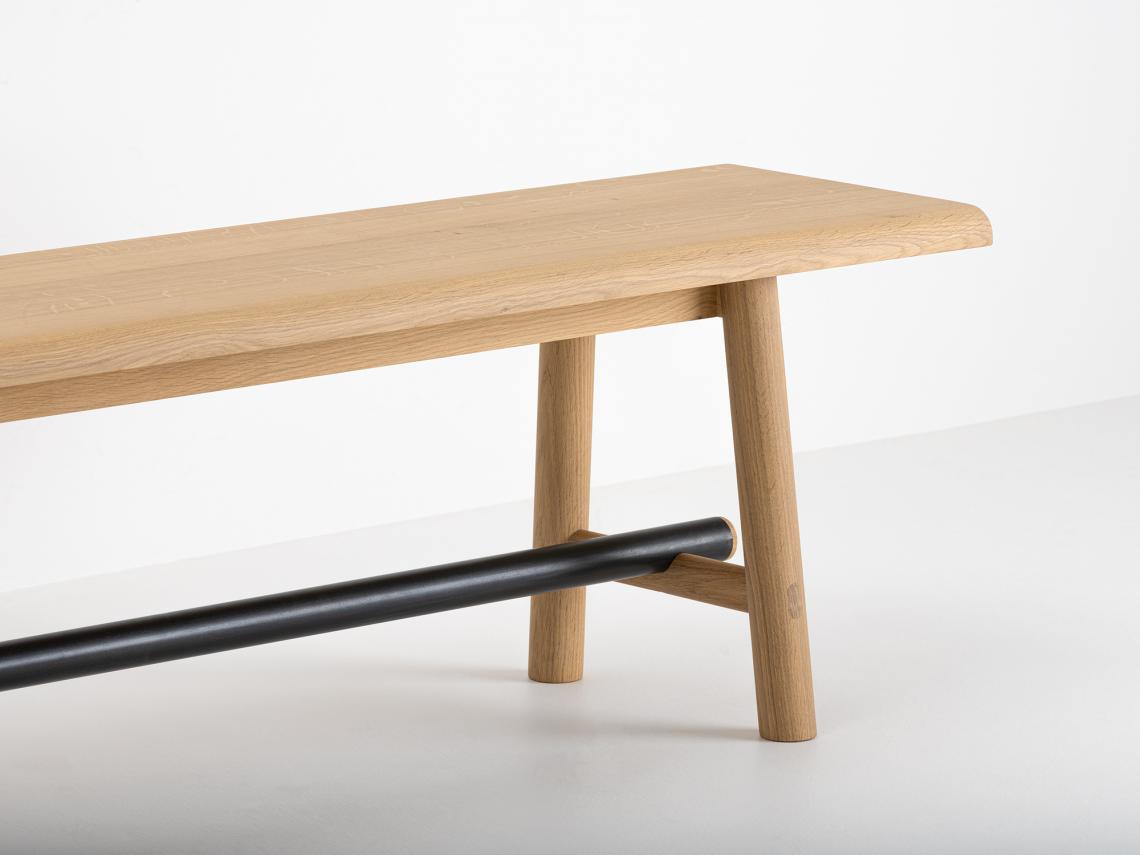 Banc en bois et m&eacute;tal noir contemporain Ostal de Pierre Dubourg x Delavelle