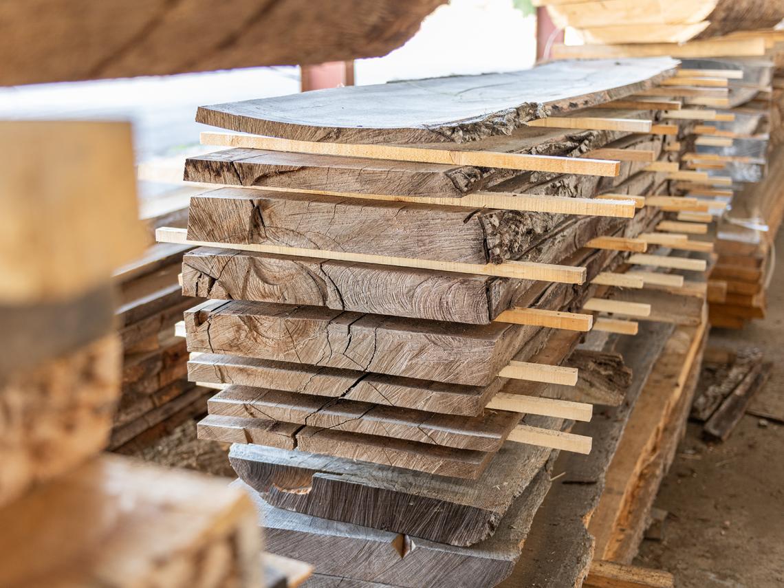 Un plot de bois s&eacute;chant &agrave; l'air libre