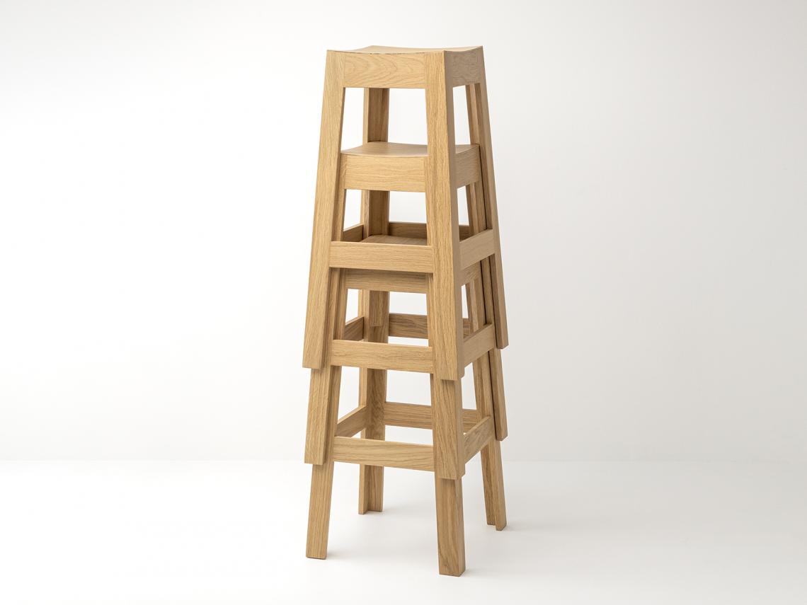 Tabouret en ch&ecirc;ne empilable Wak de Delavelle